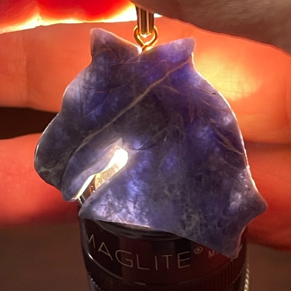 Carved natural sodalite horse pendant & 18K gold plated chain - Picture 5 of 8